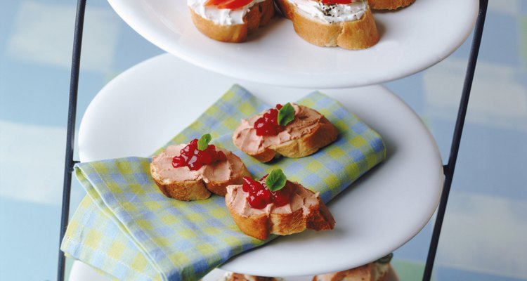 Bocadillos españoles con pepinillos.