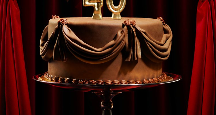 Faça um bolo com o número 40 sobre ele para a aniversariante