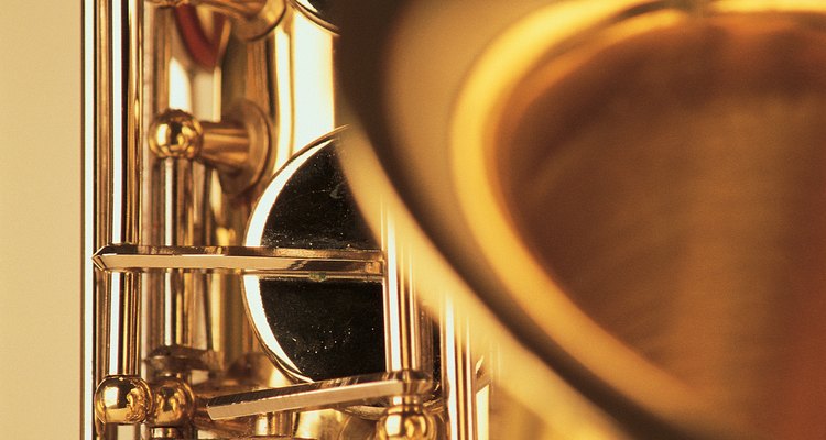 Reenvernizar um saxofone antigo pode trazer-lhe nova vida e brilho