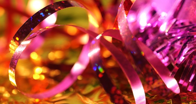 Una tina sensorial para Año Nuevo cuenta con cintas brillantes y rizadas que se encrespan.