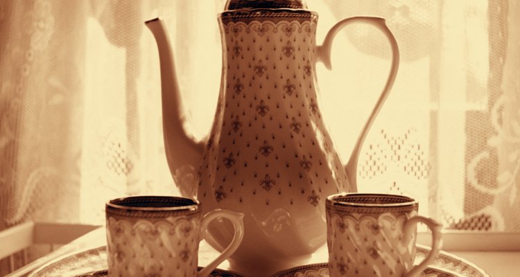 Las ventas estatales y tiendas de antigüedades pueden ofrecer vajillas finas, como este juego de té.
