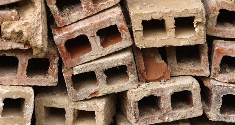 Você pode comprar blocos de cimento na maioria das lojas de materiais de construação