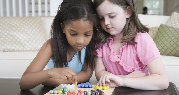Los niños toman decisiones durante el juego que afectan su resultado.