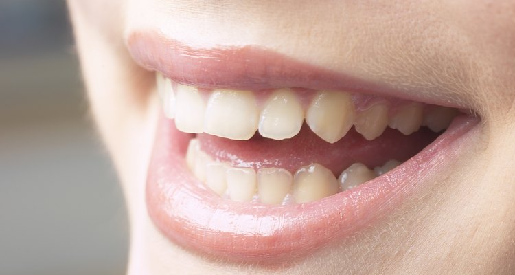 Puedes reducir las manchas de nicotina en tus dientes con métodos caseros.