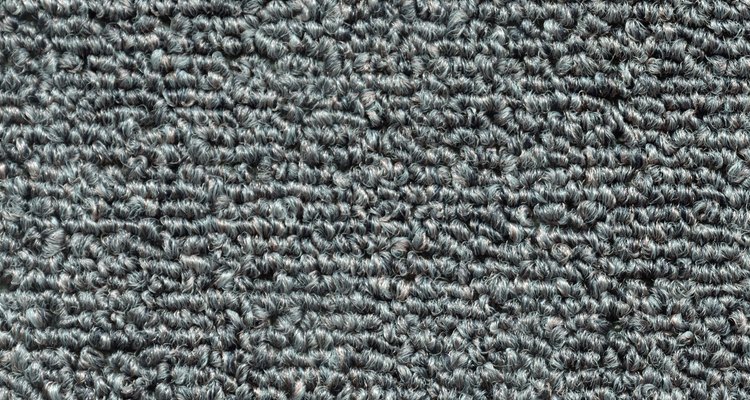 Usar um carpete pode tornar qualquer cômodo elegante e atraente, até que a cor desbote e as manchas apareçam