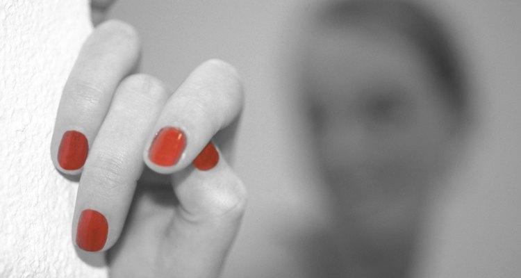 Las manicuras en gel y Shellac ayudan a que el color en tus uñas dure más tiempo.