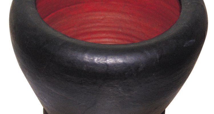 Após a aplicação de primer, é possível repintar os vasos de cerâmica esmaltada