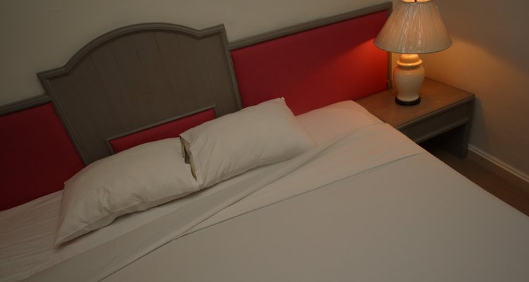 Remova manchas de maquiagem imediatamente, para manter os lencóis brancos e brilhantes