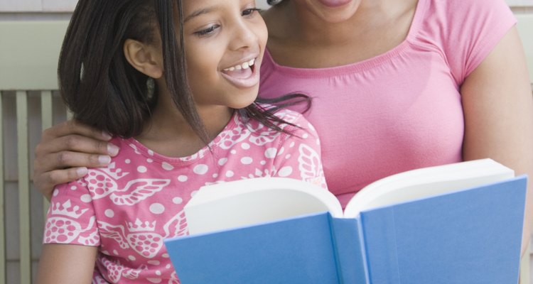 Los padres pueden mostrarle a los niños cómo hacer conexiones con la literatura compartiendo sus experiencias.