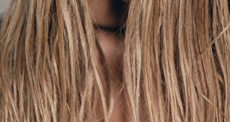 Colocarte extensiones de cabello Kanekalon te añade largo y volumen a tu cabellera.