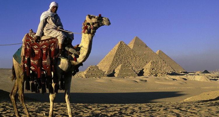 Los recorridos por el desierto ofrecen una vista privilegiada del complejo de las pirámides.