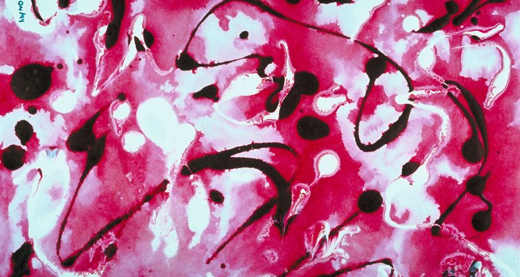 Pintura escorrida é usada para criar pinturas com a técnica de escorrimento