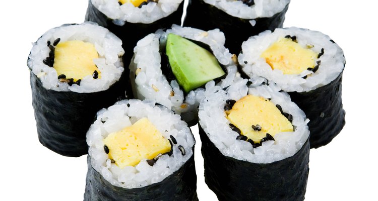 Sirva comida japonesa, como sushi