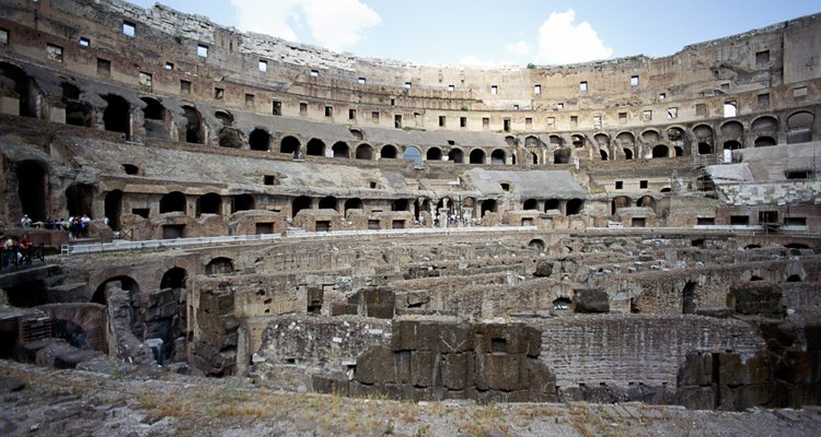 Os combates de gladiadores aconteciam nas arenas