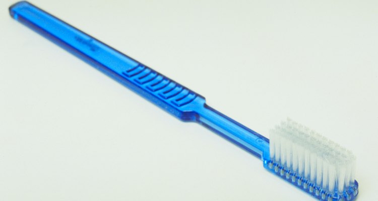 As escovas de dentes limpam áreas pequenas de maneira eficiente