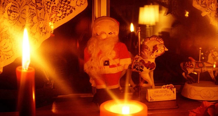 Las familias irlandesas encienden una vela en la víspera de Navidad como parte de su cultura.
