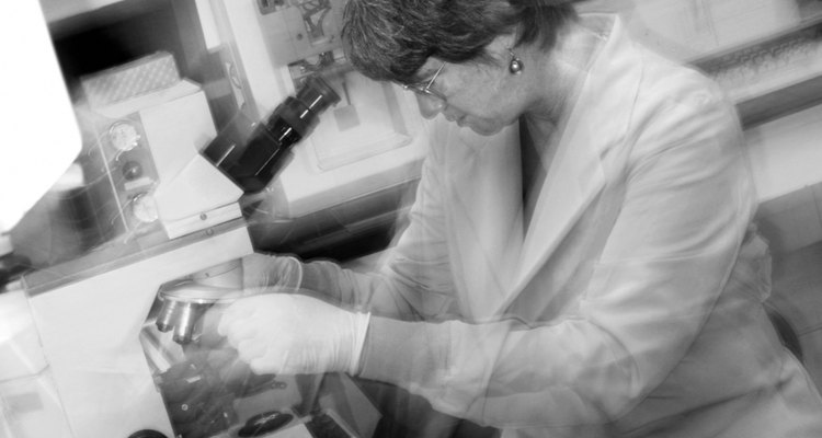 Los laboratorios de ciencia forense emplean una larga lista de técnicas científicas, médicas y tecnológicas.