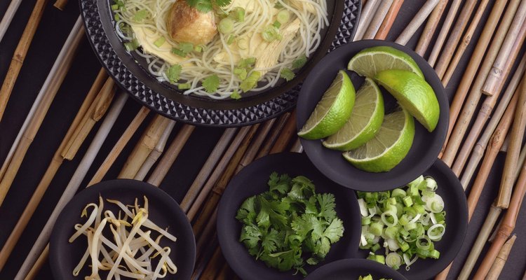 Cocina y usa fideos de arroz secos.