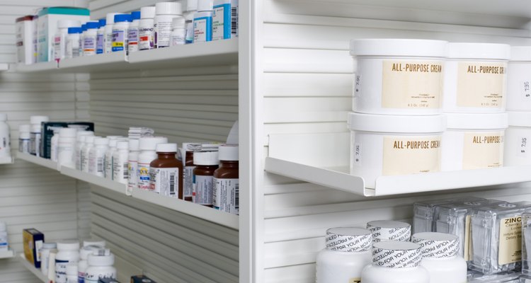 Técnicos de farmácia ajudam a manter prateleiras das farmácias organizadas