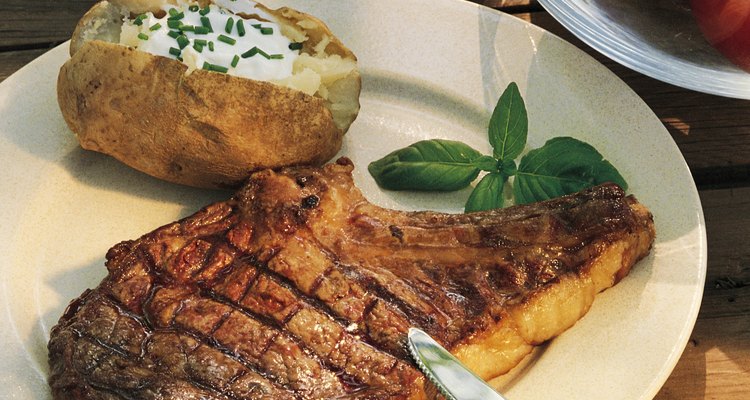 Patatas y muchos tipos de vegetales complementan muy bien un bistec.