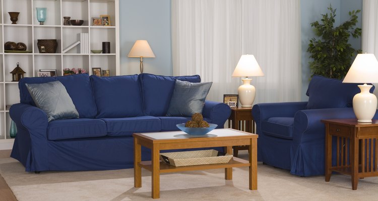 Este sofá de estilo Lawson tiene reposabrazos enrollados y una parte trasera con buenos almohadones.