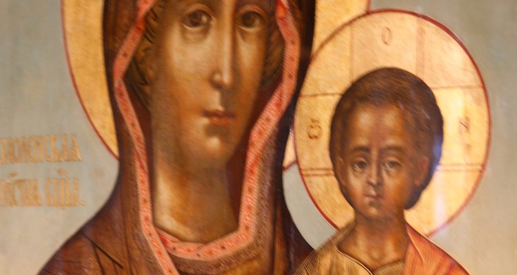 La Virgen María intercede ante su Hijo, Jesucristo.