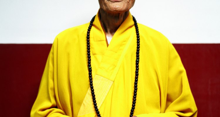 Los monjes budistas suelen llevar túnicas de colores brillantes.