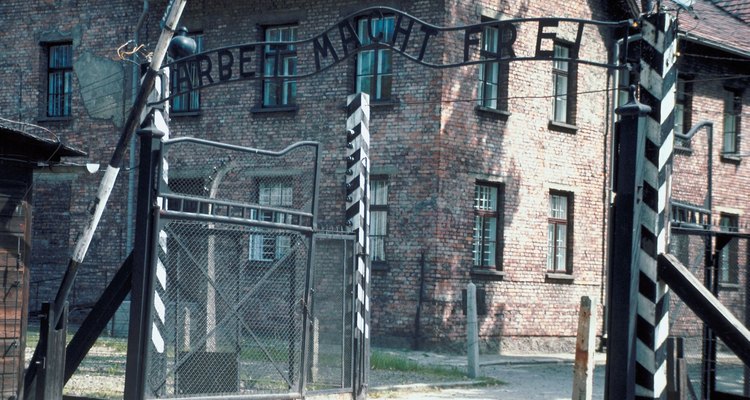 El simbolismo nazi sobrepasó el Holocausto de Alemania, exterminando a la población judía.