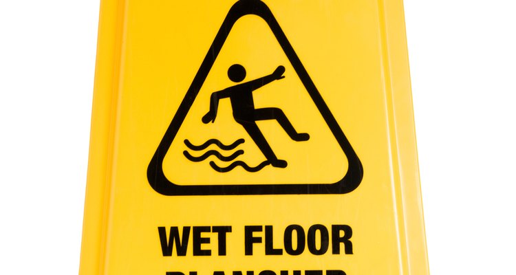 Los señalamientos de piso mojado te invitan a pisar con cuidado.