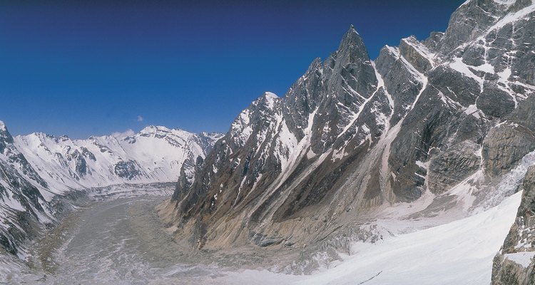 No Himalaia, há pouca atividade vulcânica, exceto no Kunlun