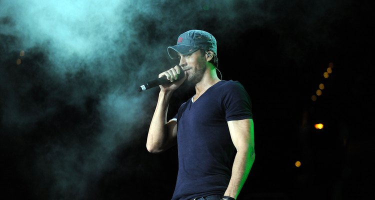 Enrique Iglesias lleva una camisa con cuello en V en el escenario de la Philips Arena de Atlanta, Georgia, en 2012.