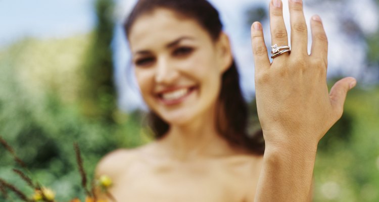 Novia mostrando su anillo de bodas.