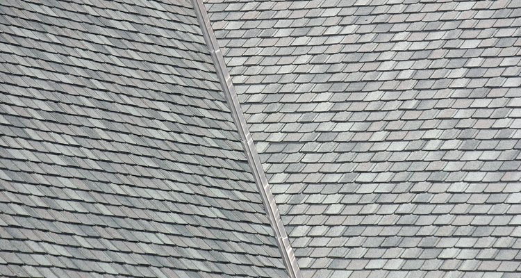 Escolha telhas cinza que possuam tonalidades quentes para casas com cores fortes