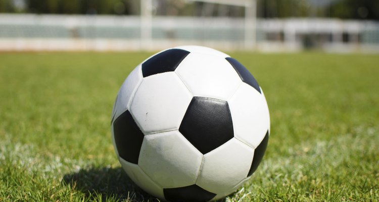 O material usado para fazer as bolas de futebol depende do tipo de uso