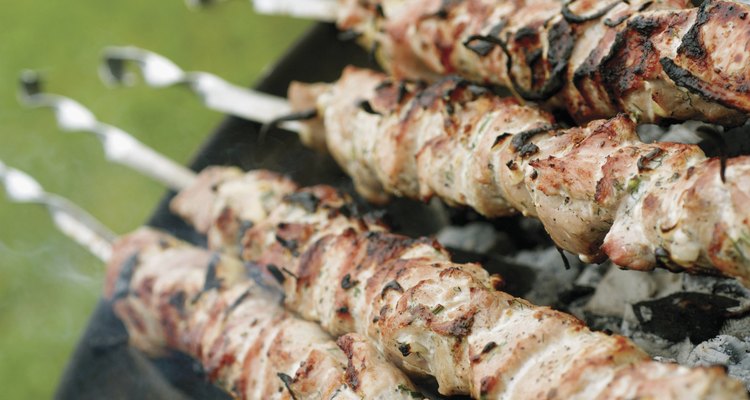 Las brochetas de cerdo hacen un delicioso plato principal a la parrilla.