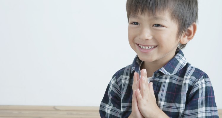 Enseñarle a tu hijo a rezar es un paso importante para aprender el Padre Nuestro.