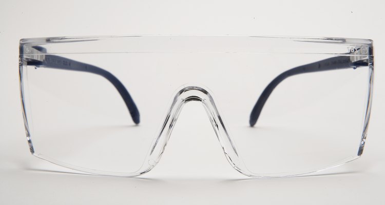 Use óculos de proteção ao manusear ácidos
