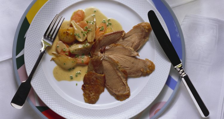 Las pechugas de pato marinadas son un plato principal delicioso para la cena.