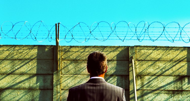 Aprende sobre las diferencias entre la libertad condicional y la libertad bajo palabra.