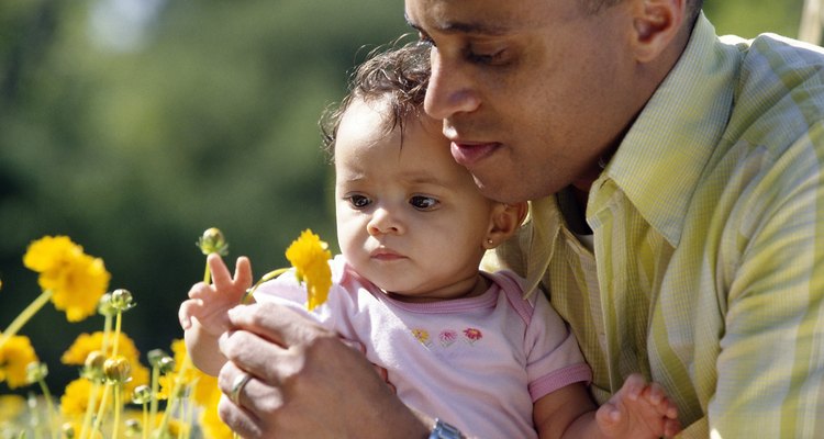 Las actividades con flores pueden ser una experiencia multisensorial para tu niño.