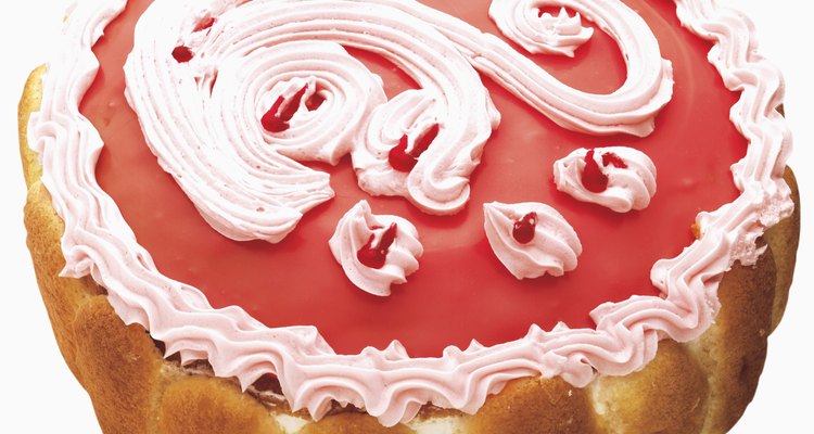 O glacê vermelho acrescenta um toque festivo às suas criações de confeitaria