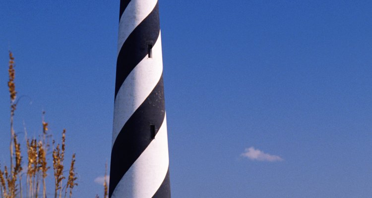 Los acampantes en Cape Point, Carolina del norte, un poco al sur de Nags Head, tienen una buena vista del faro de Cape Hatteras.