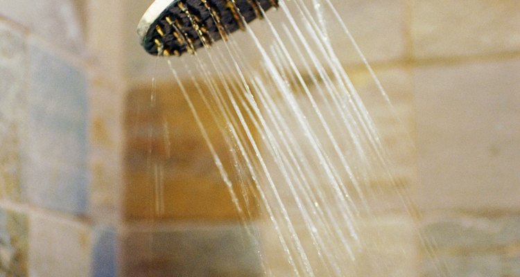 Las manchas rosadas en la ducha pueden indicar un crecimiento bacteriano.