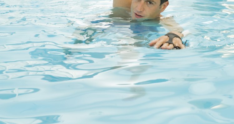 Las piscinas desarrollan agua lechosa o turbia por un número infinito de razones, incluyendo un equilibrio químico pobre.