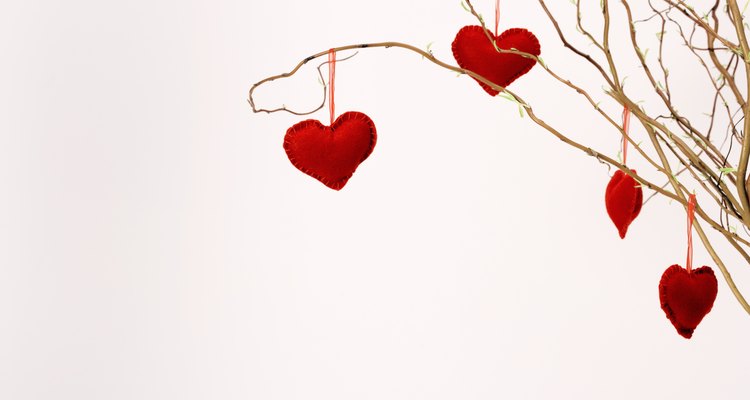 Los corazones de san valentín palpitan cuando se brinda un regalo hecho a mano.