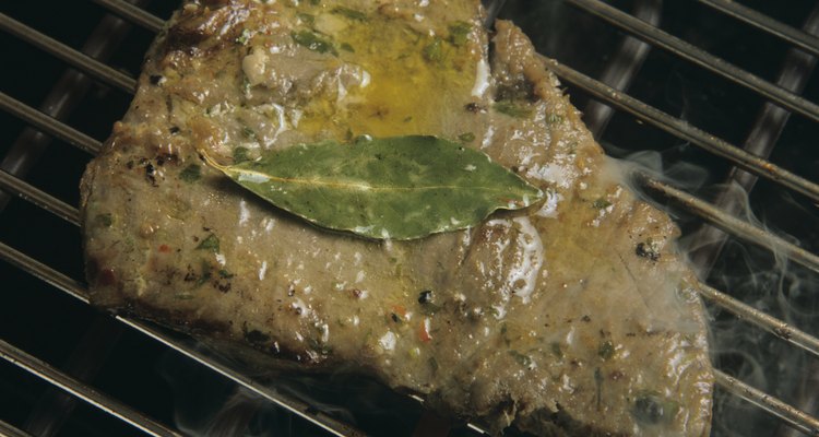 A escolha do que comer com a sua refeição é melhor determinada pelo tempero escolhido para o seu bife de atum