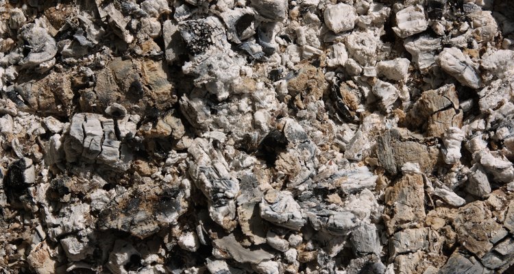 Existem vários tipos diferentes de formações rochosas que compõem a camada mais alta do terreno da Terra