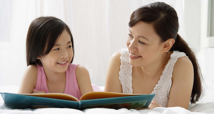 Los padres pueden apoyar la comprensión haciendo preguntas mientras leen juntos.