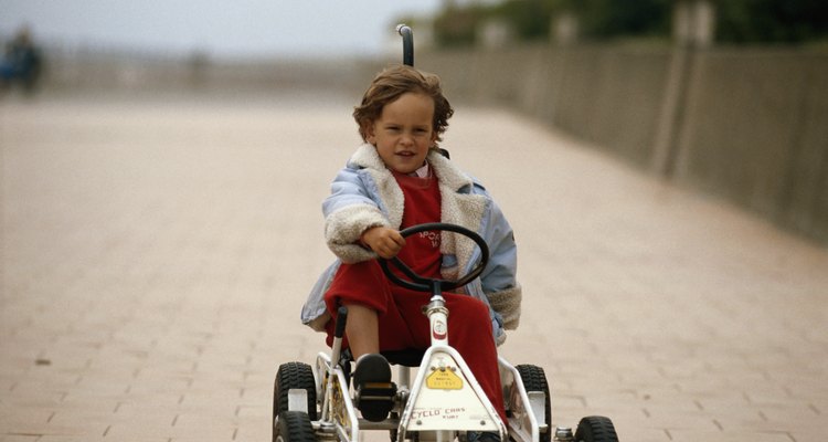 Fazer um carrinho de pedal para a criança irá deixá-la feliz e distraída