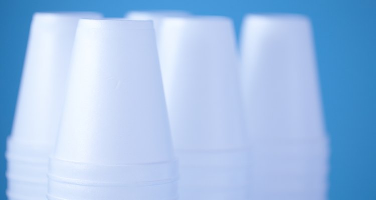La espuma de poliestireno es un coloide de espuma sólida utilizado en una variedad de productos incluyendo los materiales de embalaje y tazas de café.